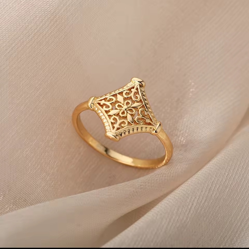 Vintage 18K Gold plated Hollow Flower Ring Jewelry - Picture 11 of 15